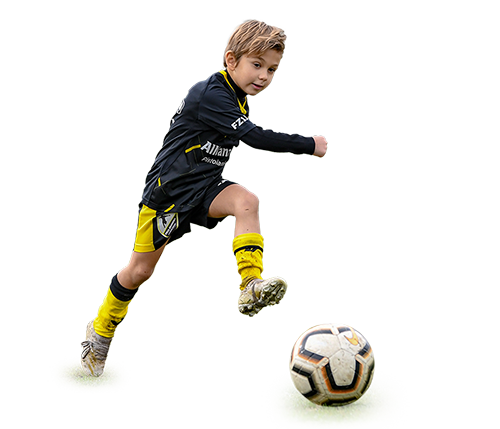 Bambino che calcia il pallone